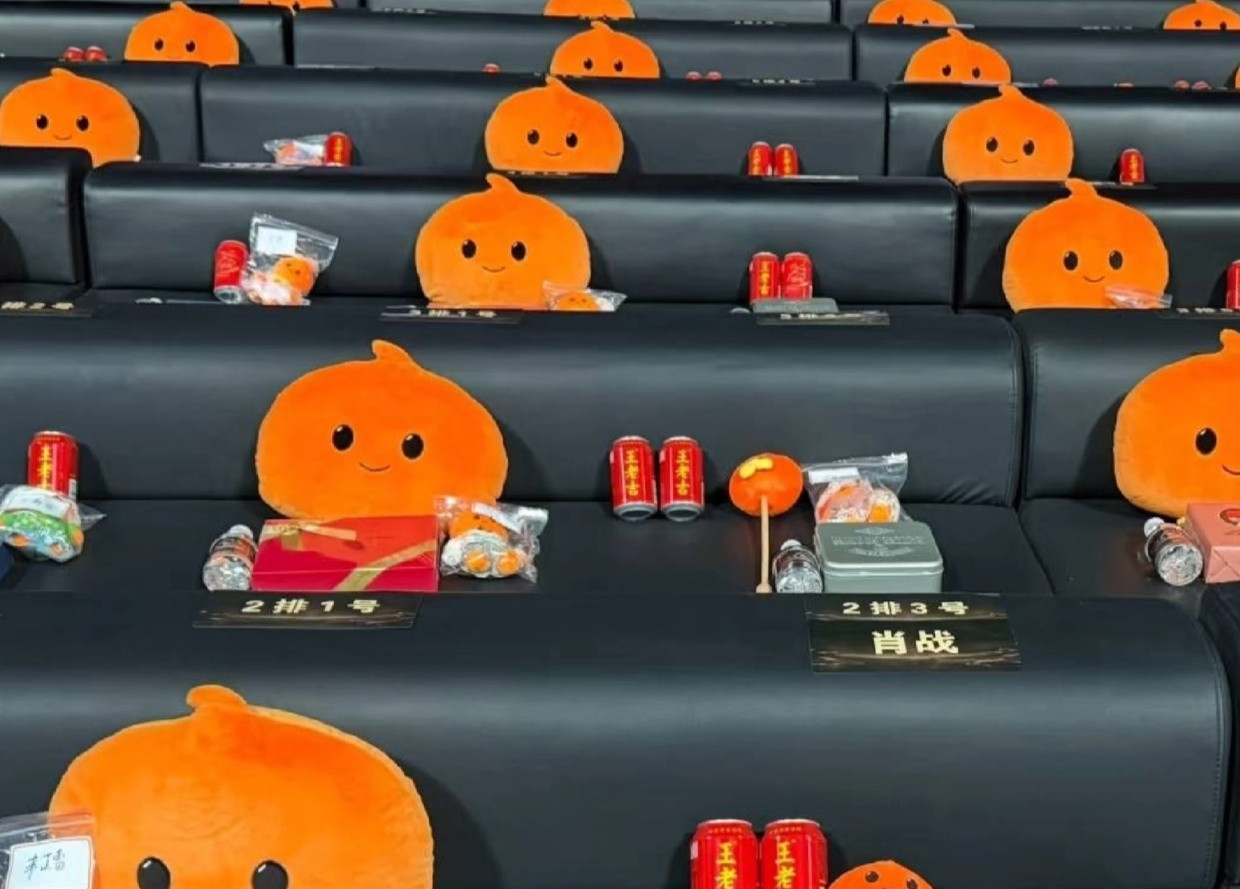 微博之夜内场，明明三人一个沙发，女明星抢c把顶流位置挪出去了，肖战老实人好惨