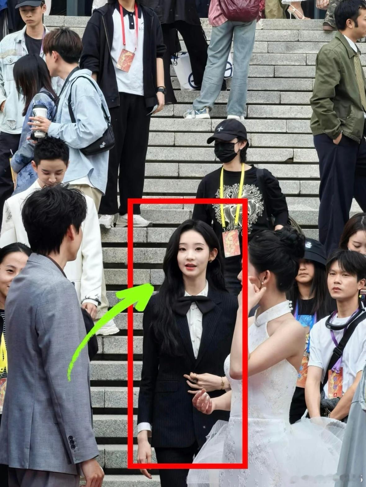 我天...张艺凡原相机长这样？？艺凡本人真的好白好美啊，原相机下这小脸简直白到曝