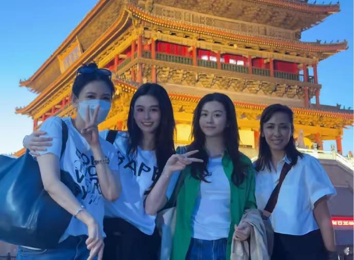 57岁邱淑贞带两个女儿游西安，母女像姐妹，街头漫步好幸福！昔日女神邱淑贞一点也没