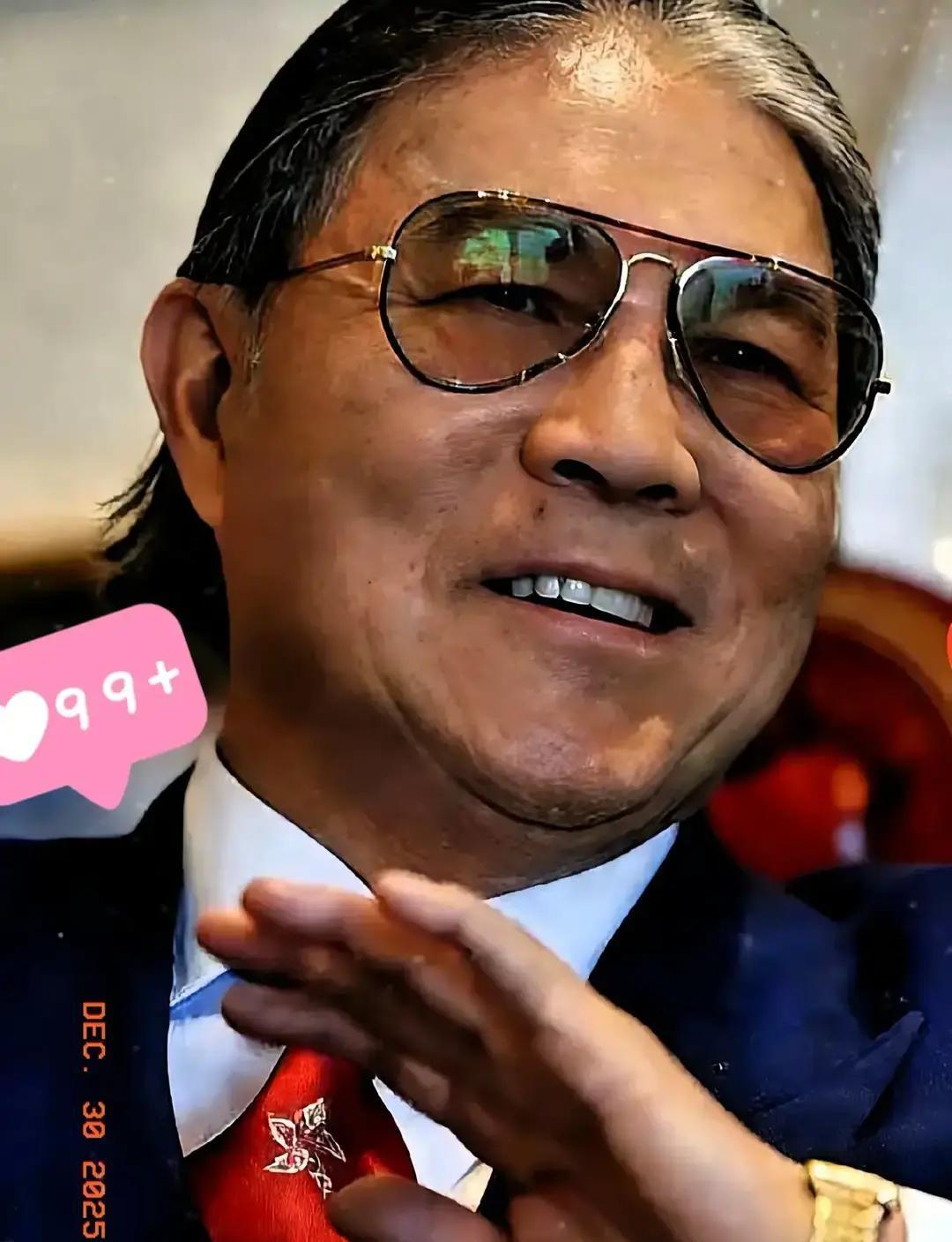 豪门小孩背旧书包上学香港科学馆排队的人里，郭晶晶让9岁儿子自己拖箱子，拉链