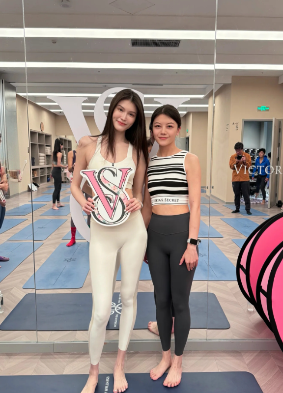 超模何穗与好友一起健身的同框合影。何穗不仅身材高挑匀称，而且气质甜美、明艳动人，