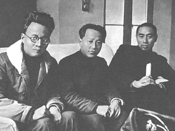 1938年4月16日，周总理陪着张国焘到武昌面见了蒋介石，可张国焘开口的第一句话
