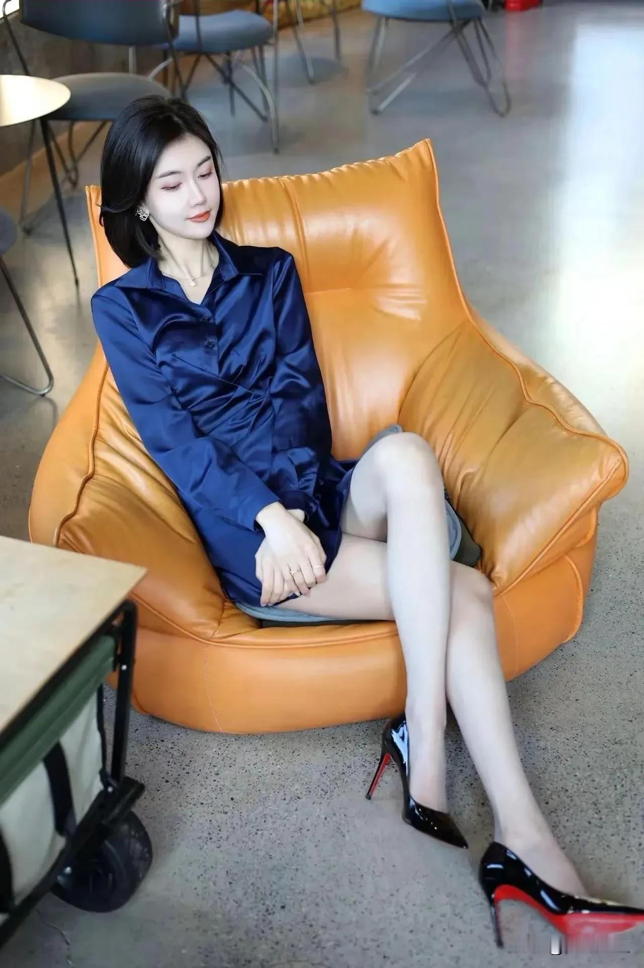 时至小雪，冬意渐浓。人间小雪至，美好正当时，山河映初雪，岁月已成诗。这个冬