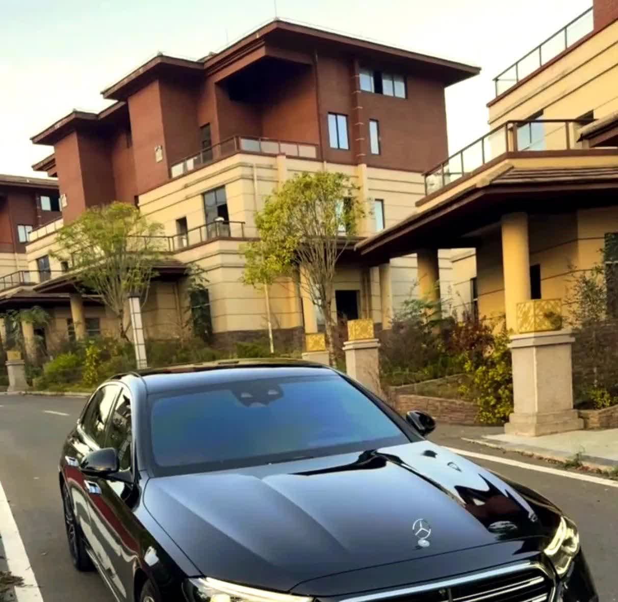 开车上路时——“路上任何东西都不要压”。1、‌当我们开车上路时，避免碾压