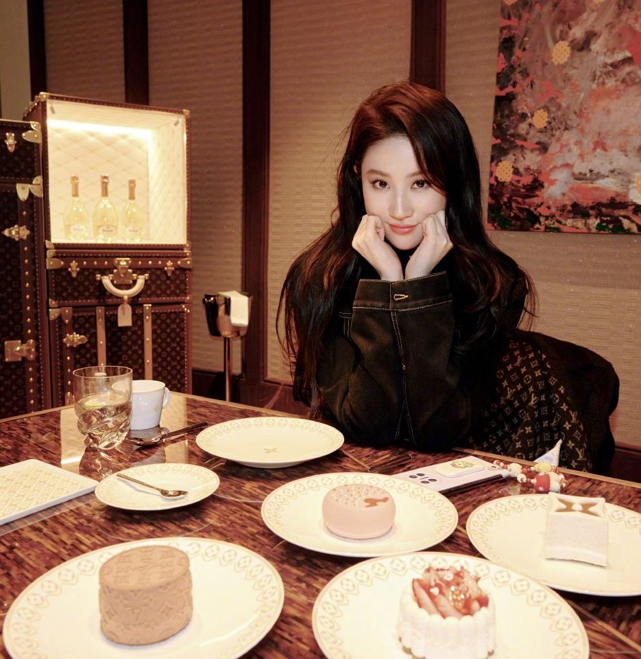 @刘亦菲打卡～三里屯太古里路易威登之家[墨镜]​​​