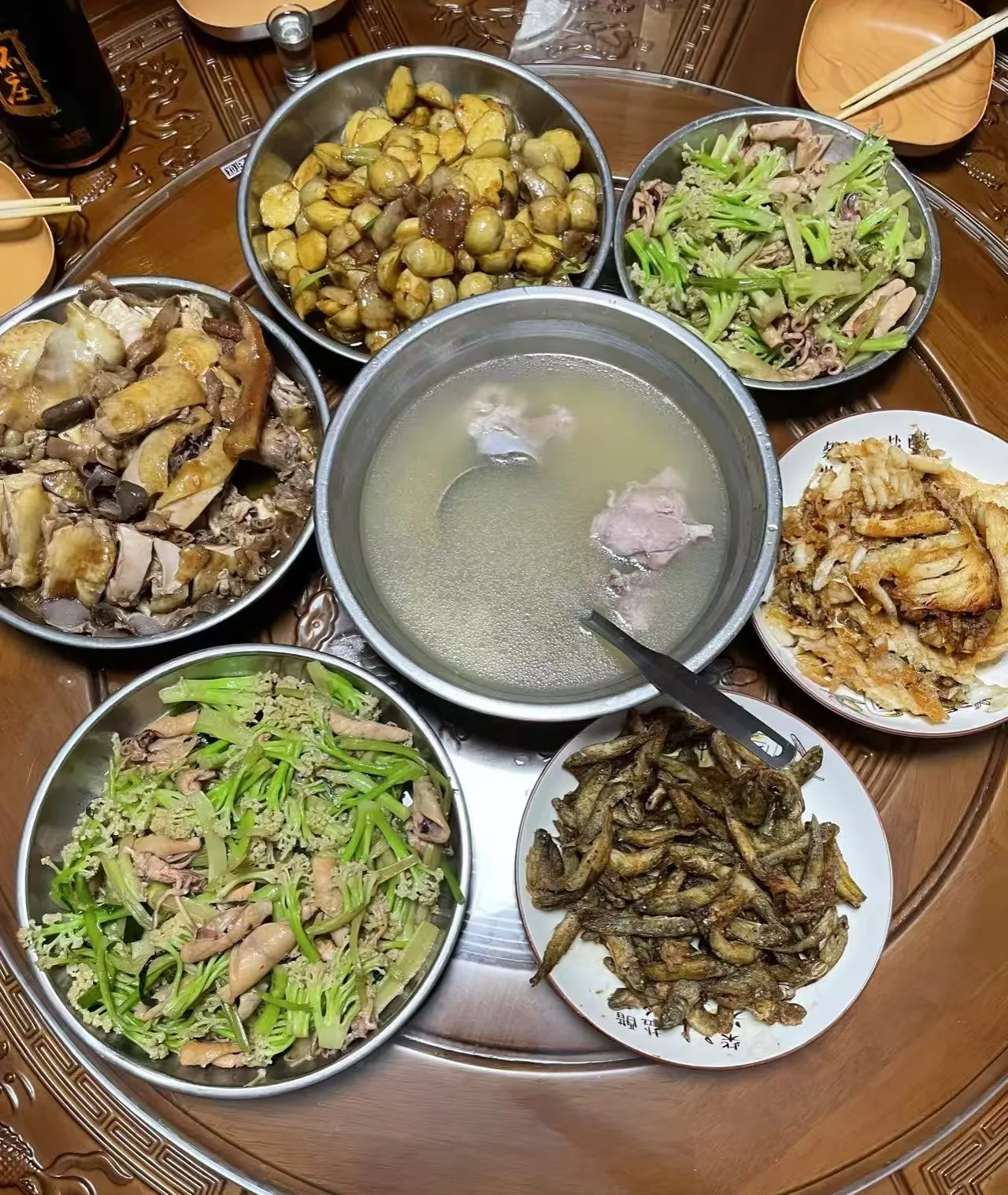 第二次去男朋友家，他家里人拿这一桌美食接待我，好像比第一次好一丢丢！广东人的饭菜
