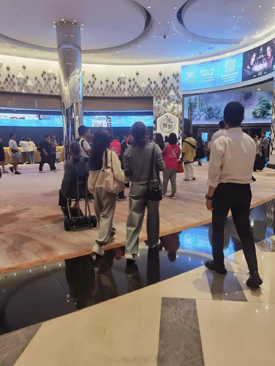 偶遇黎姿带女儿看演出，母女牵手同行似闺蜜，女儿高挑苗条有气质！