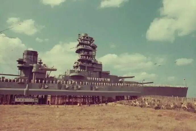 1969年，美日合拍战争电影《虎！虎！虎！》拍摄现场，为了还原历史，制作组动用了