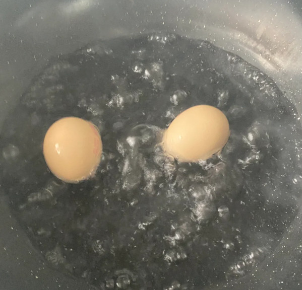 一家三口吃清洗过的鸡蛋后中毒原来鸡蛋清洗后保存更容易坏啊，煮之前清洗一下应该没