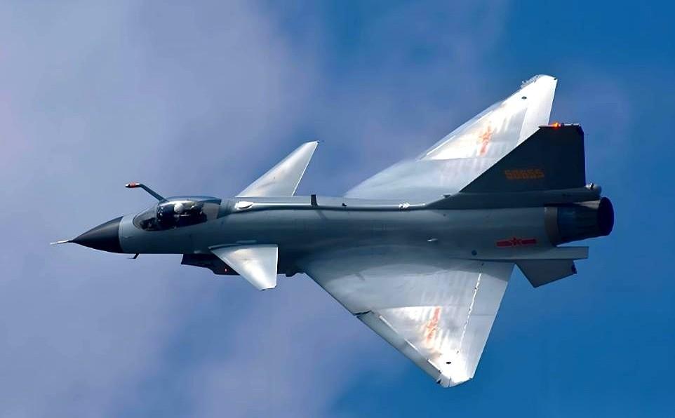 4架歼-10CE“猛龙”战机，带着实弹落在了沙特东部的战略机场。这次巴基斯坦空