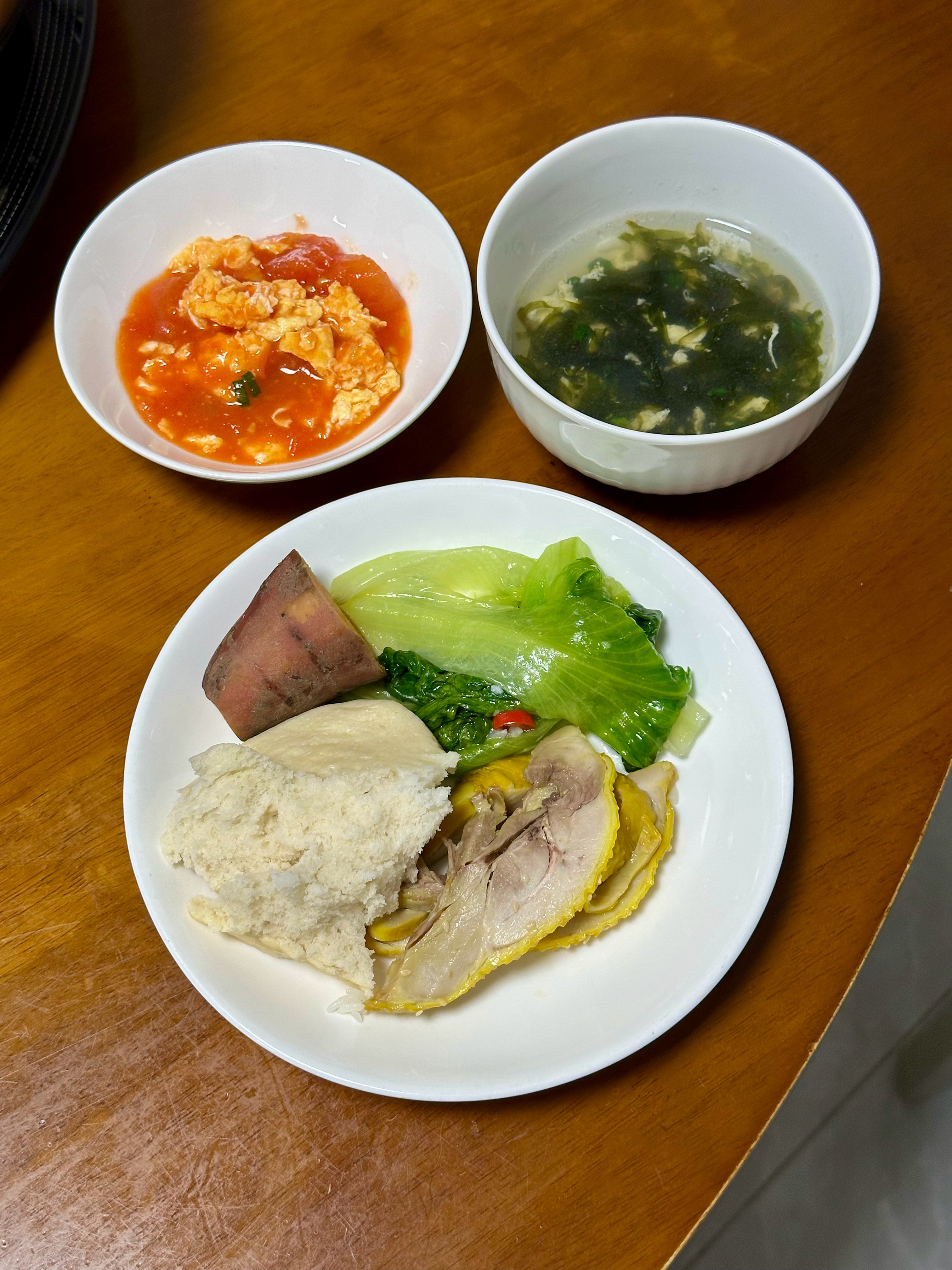 盐水生菜、番茄炒蛋、藤椒鸡片，有力气睡觉了。​​​