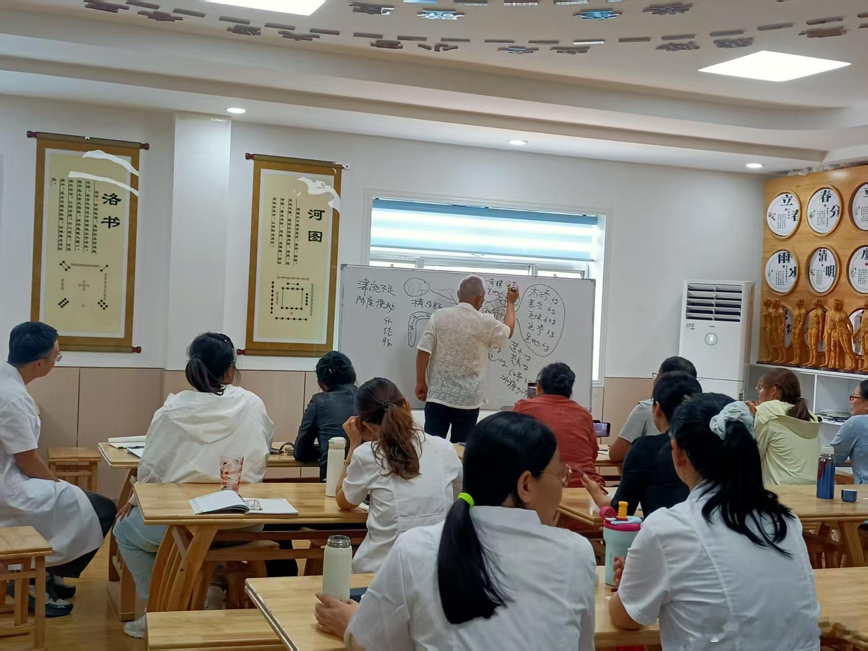 过敏性鼻炎辛黄汤证见：过敏性鼻炎、症见间歇性鼻不通气，咽干，易伤风感冒，常流清