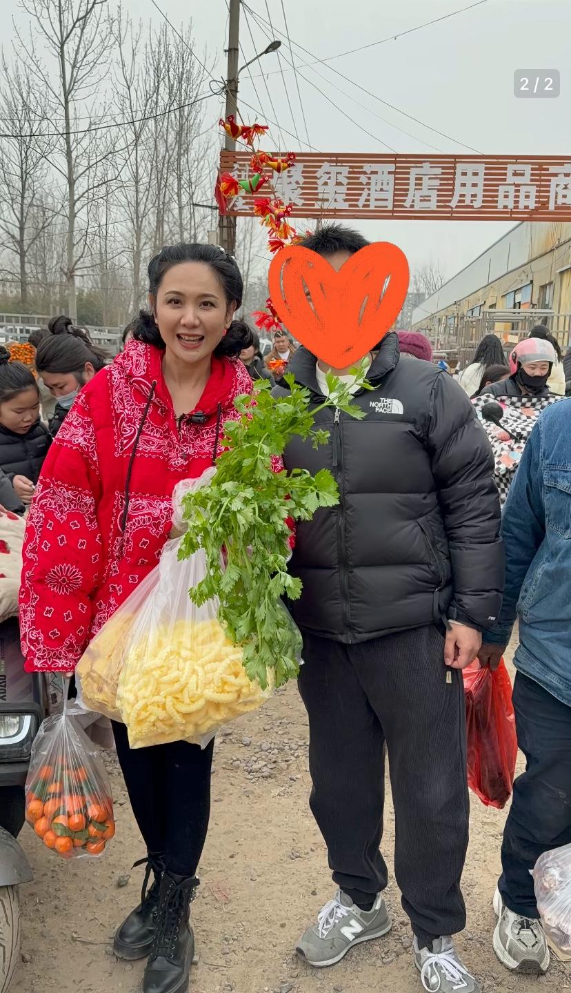 网友赶大集偶遇郭晓东、陈丽莎夫妇。看来明星如果低调一点，生活也不会被打扰。看