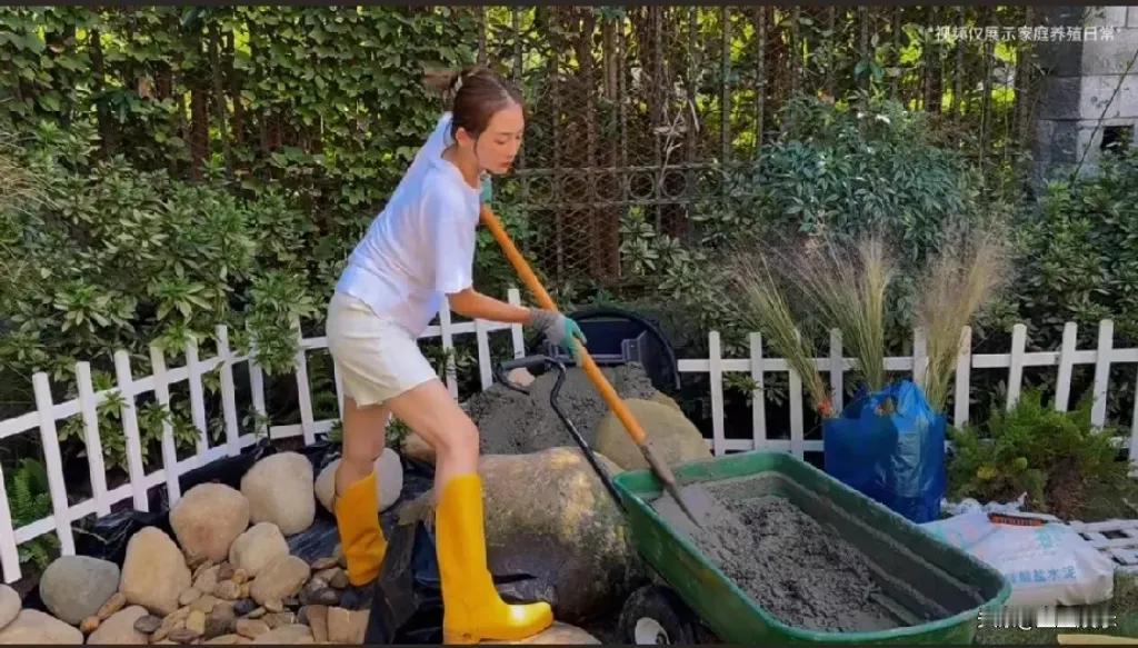 这哪是寻常娶妻，分明是给自己觅得一位超能“女战士”！瞧瞧苗苗的最新菜园动态，她可