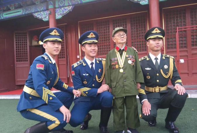 1939年，一个“小男孩”在街上碰见日军军官茨谷五雄，随后礼貌地鞠躬。然而，茨谷