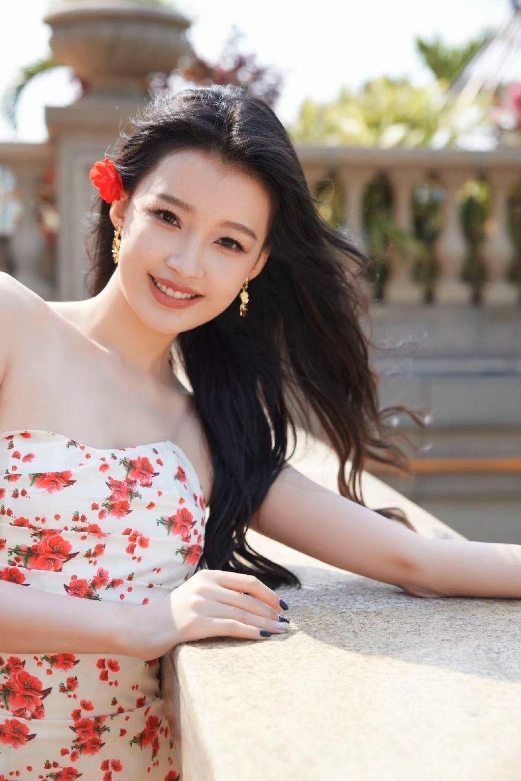 孙怡碎花吊带短裙。#孙怡穿细高跟膝盖还能笔直#​