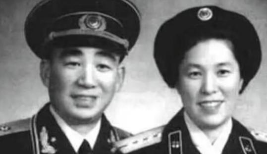 1970年12月17日，新中国开国中将和妻子在家中遇害，两名警卫员在面对首长呼救