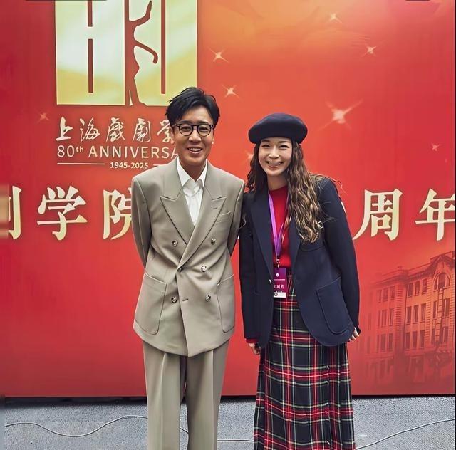 有钱人穿西服不合身太常见了，保时捷下来一身“高定”，结果肩歪袖长裤堆脚，看着像借