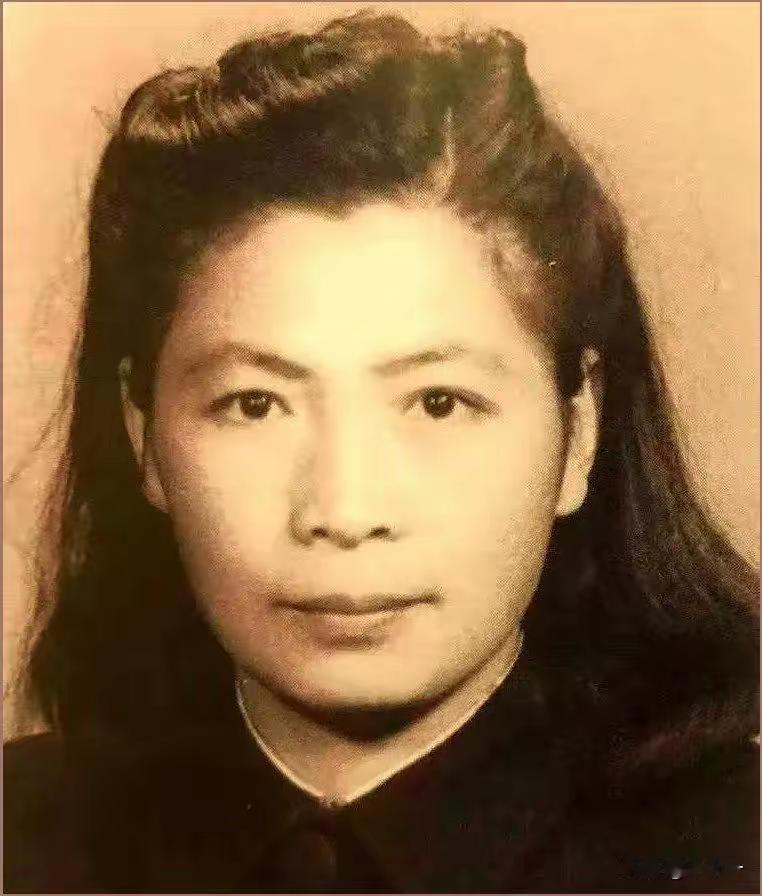 1948年年底，河北西柏坡，几间再普通不过的土坯房，炉子里的炭火烧得正旺，把屋里