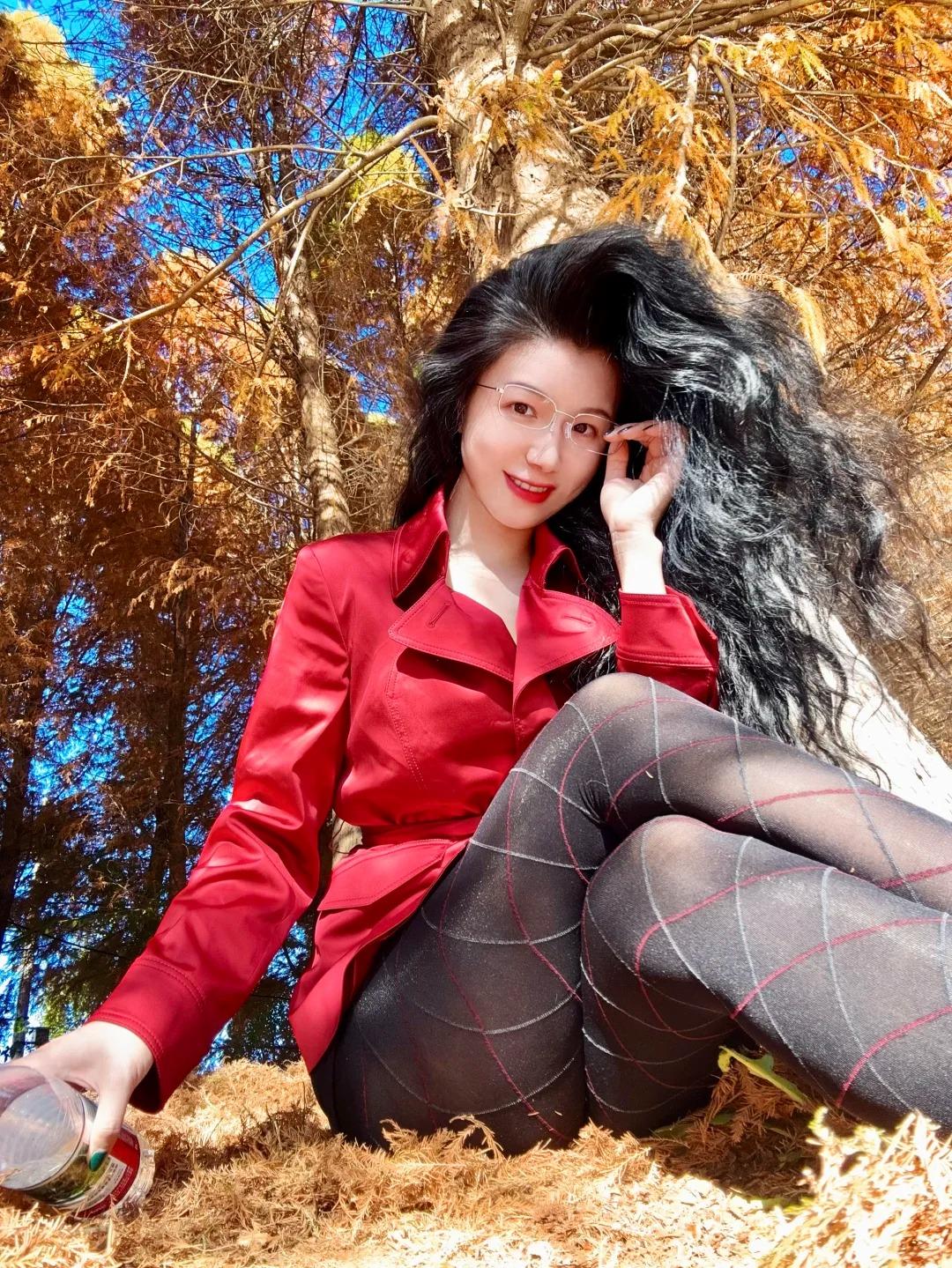 今年冬天的不同红与黑的格纹丝袜，是时尚界永不落幕的经典组合。红的热烈与黑的沉稳相