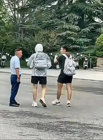 我们一起真实感受下楚钦的身高，旁边的这位先生对不住了哈，不是故意的纯属偶然。这不