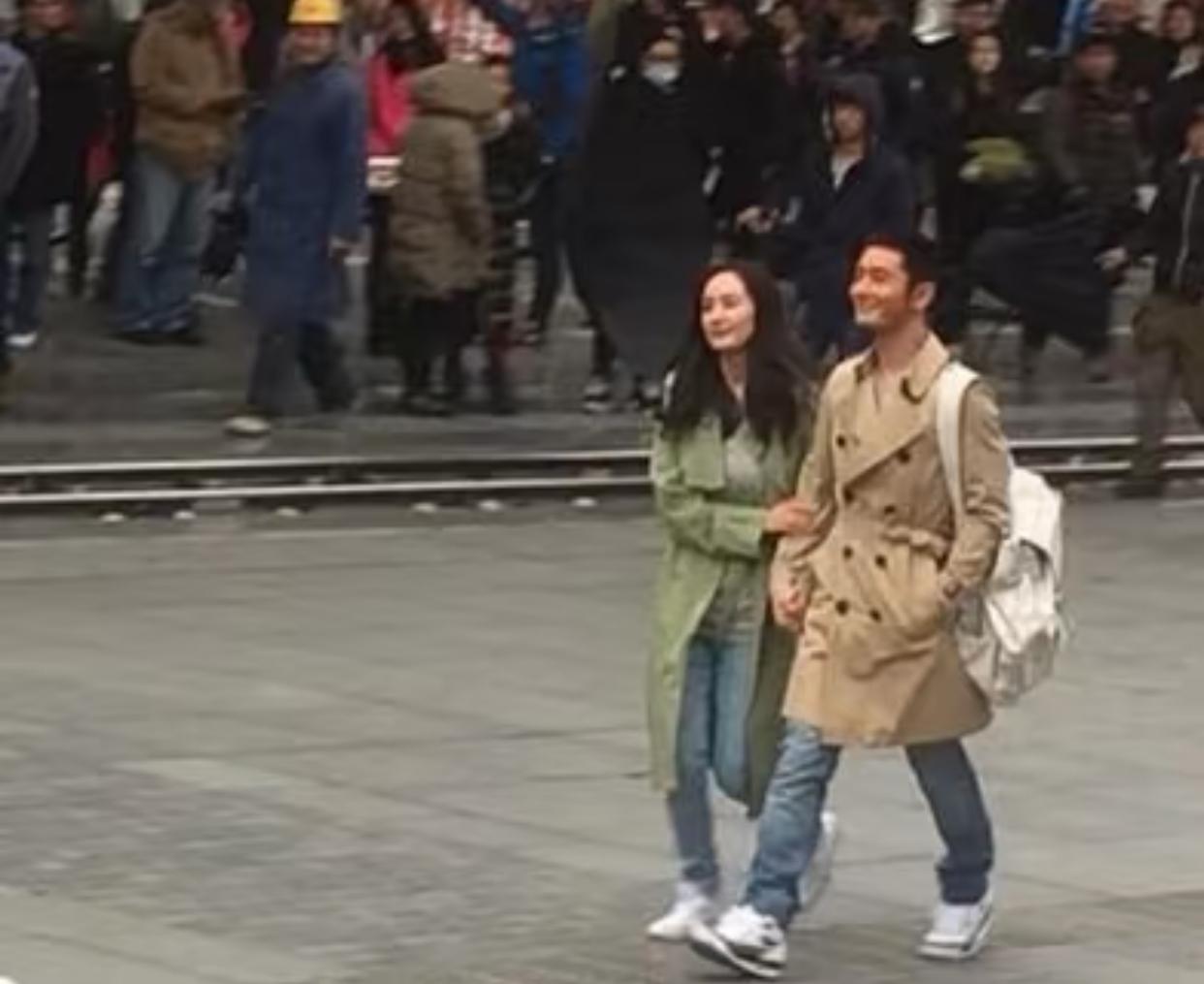 这是一张很古早的照片了吧，虽然像素很模糊，但是一眼看出来是黄晓明和杨幂，两