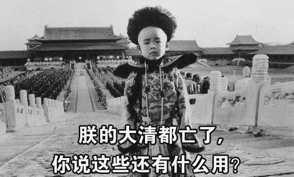 1954年，一个女人带着8岁儿子，在街上吆喝卖烟。突然，一个书生走上前惊呼：“格