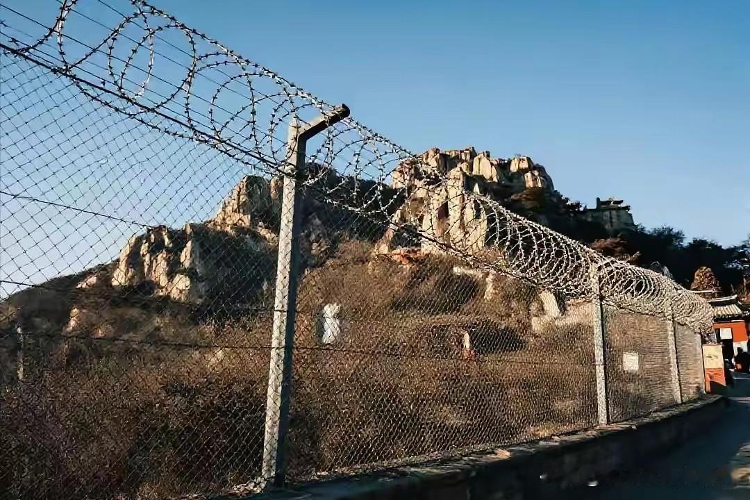 泰山景区骚操作引众怒，赶紧致歉、拆铁丝网，这事就完了吗？事关世界双遗产保护地的生