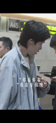 周启豪在笑话王楚钦，看表情，周启豪都觉得王楚钦幼稚，像个小孩！王楚钦好