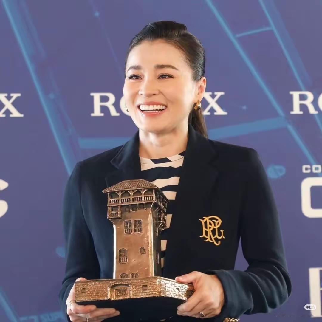 一对比，就知苏提达王后的美了！单一看不单的王后，气质颜值俱佳，还年轻，有股子独