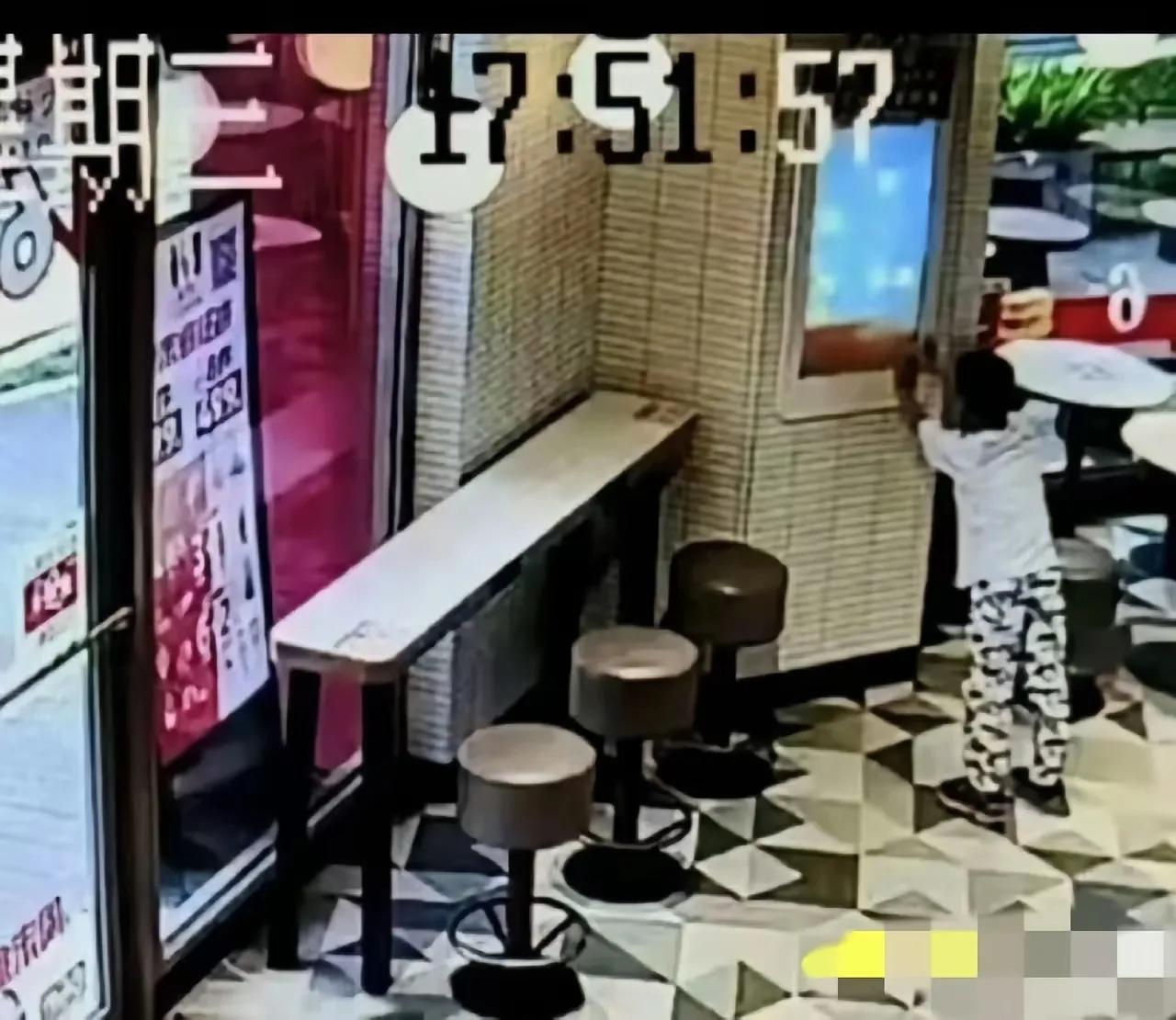 损坏东西要赔偿，不要自己网暴自己。什么样孩子看出什么样家长。某小朋友仅仅用手轻