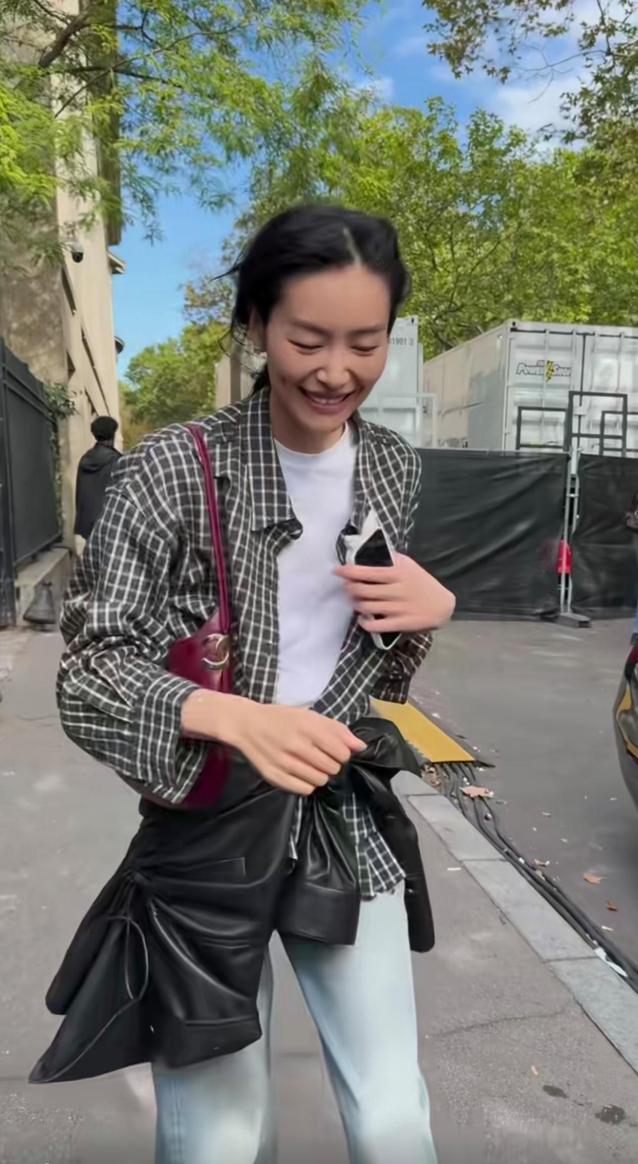 各路明星，各种盛妆出行巴黎，大表姐刘雯的巴黎行松驰得好像去菜场！2026年9