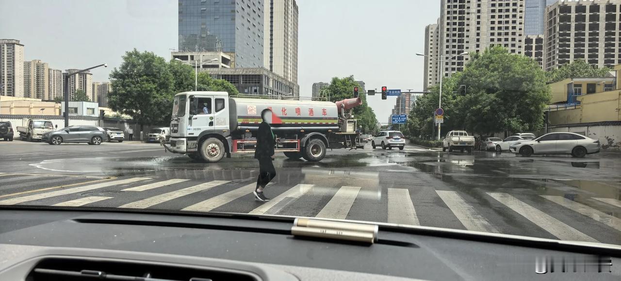 关于西安的洒水车，确实挺无奈的。最近连续的沙尘天气，路面上灰土很大，洒水确实能有