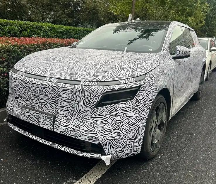 尺寸硕大，日产N8谍照曝光。日前，汽节车社发现网络上出现了一组日产N8谍照。