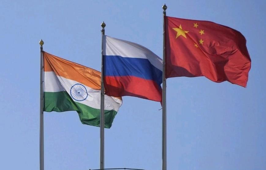 外媒援引专家观点表示，中俄印三国坐在了一起，这对于美国是一个巨大的挫败，这是以明