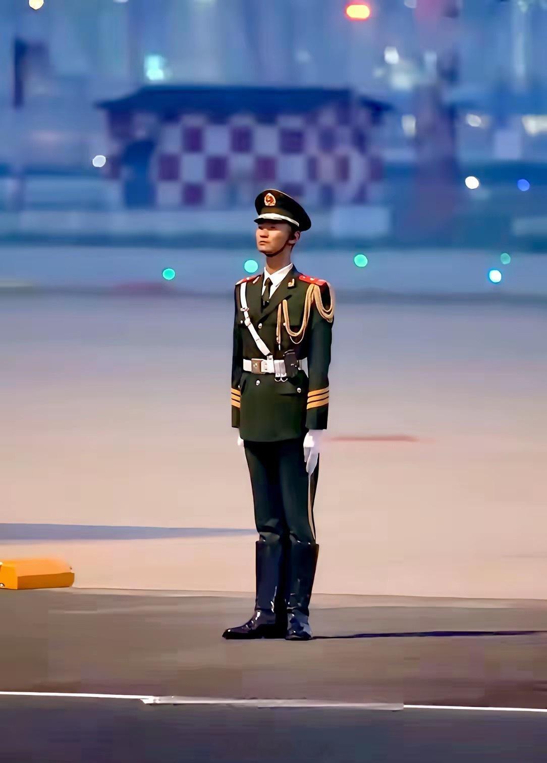 这位“站如松”的战士受到了全球网友的表扬。