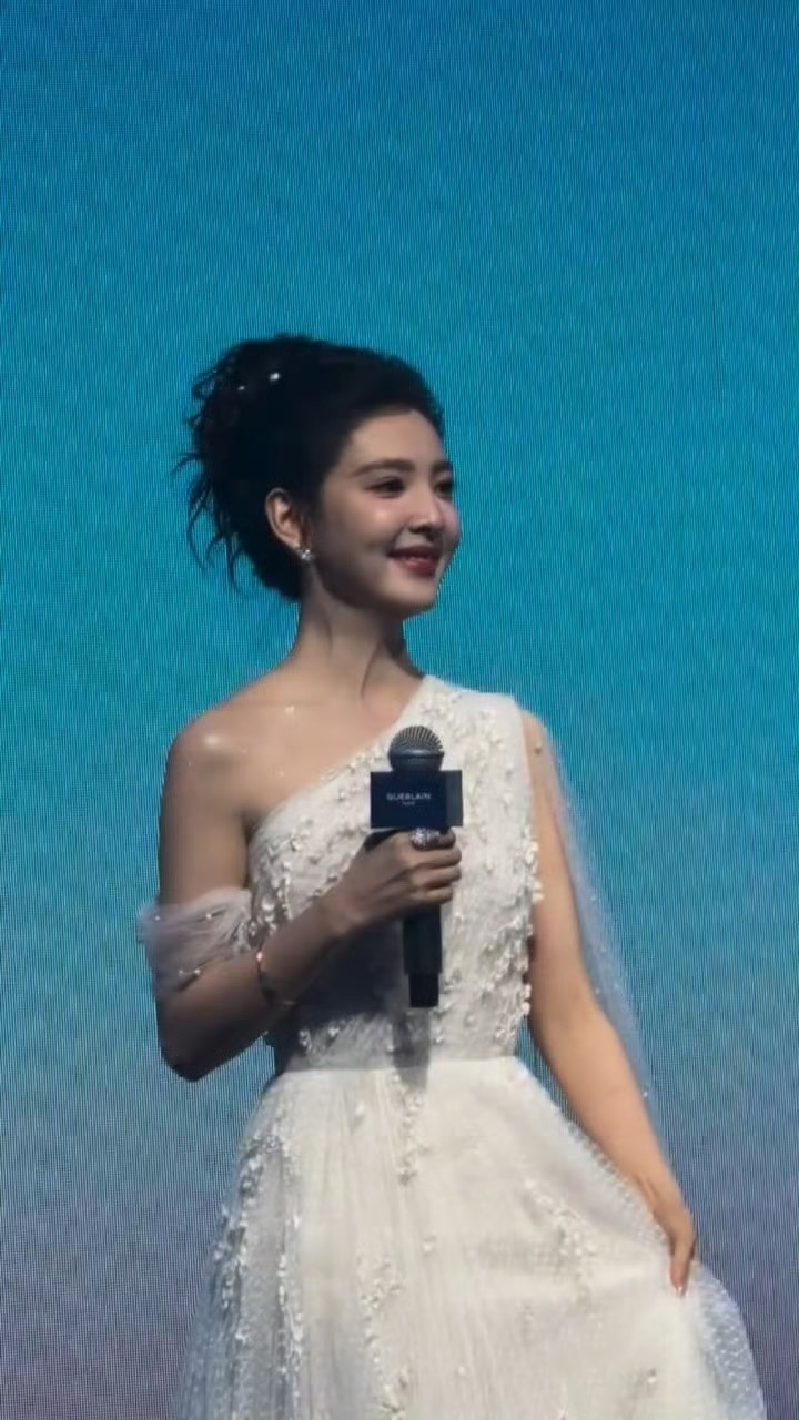 一袭白裙完全是仙女啊楠儿章若楠露肩白纱裙造型