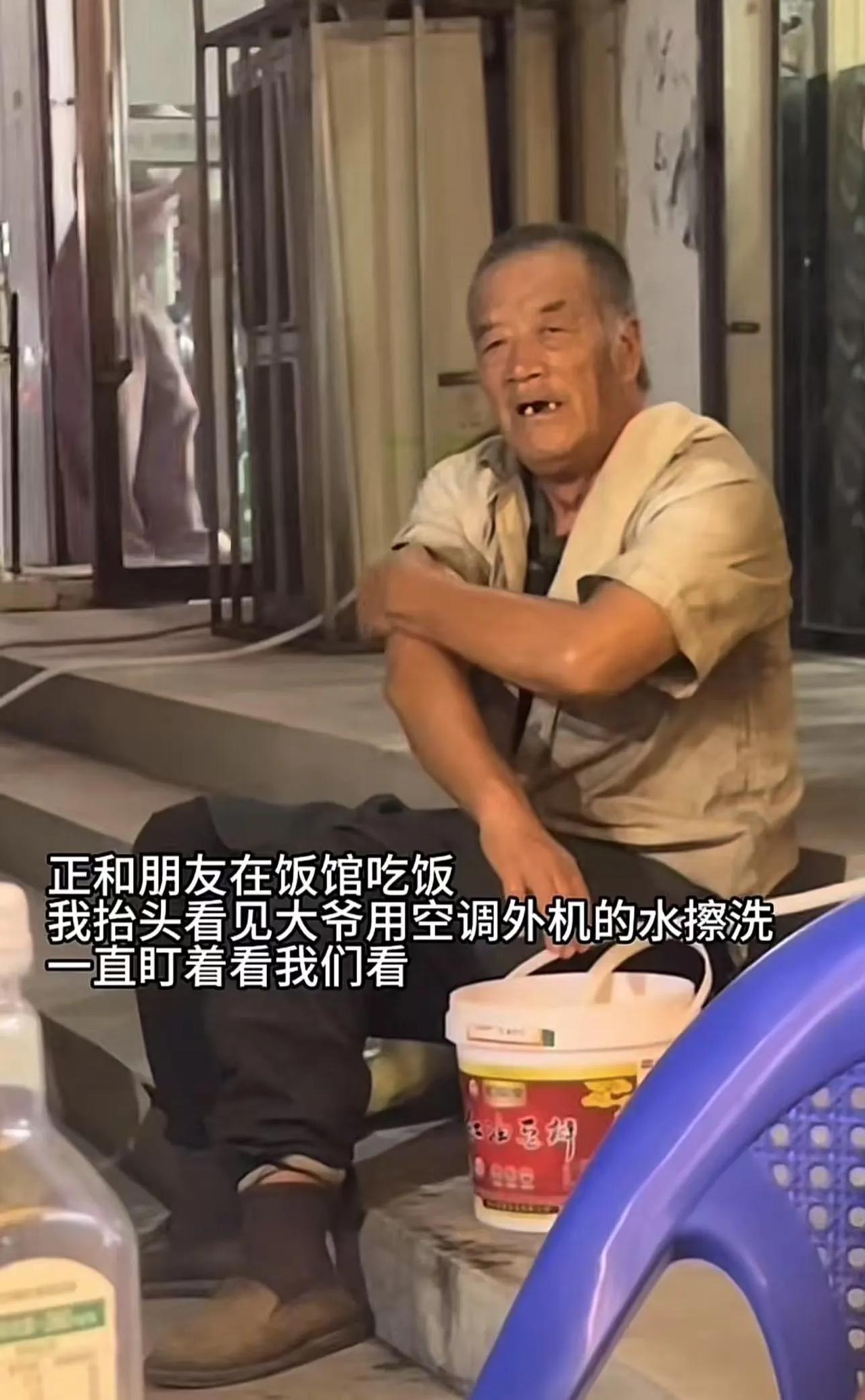 🌛看哭了！男子和朋友在路边吃夜宵，抬头看见拾荒大爷坐在路边，一直盯着他们桌