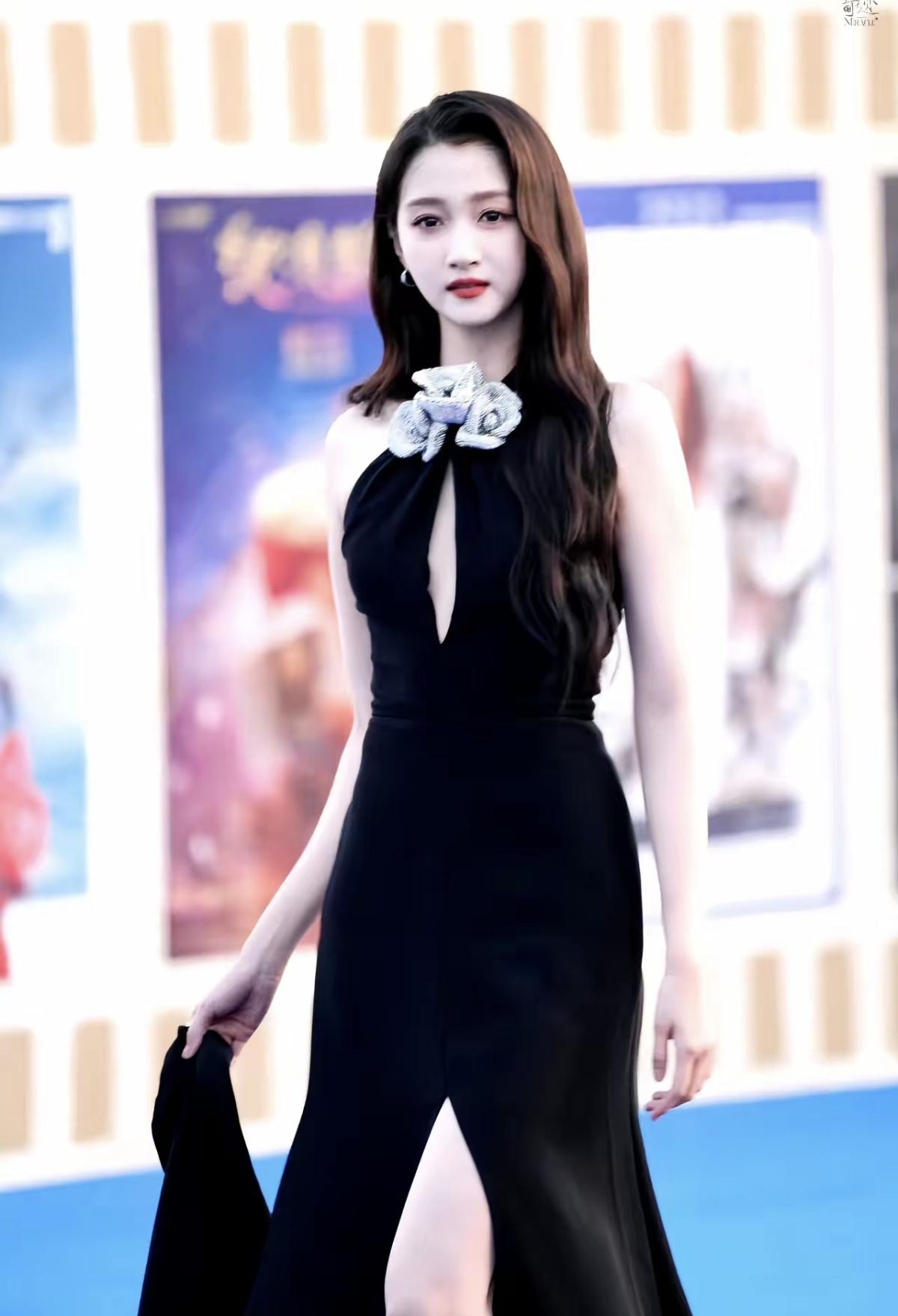 看关晓彤解锁黑色礼裙的新打开方式，开叉裙摆秀出长腿，氛围感直接拉满[赞]关晓彤的