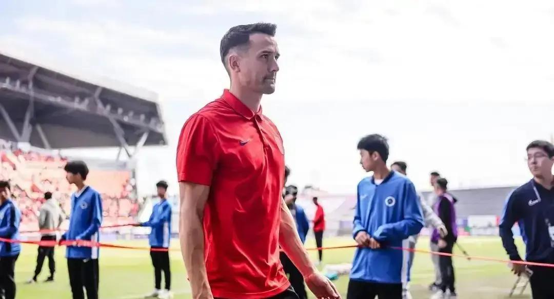 1200万违约金今晚到期！周定洋走还是留，成都球迷把嗓子喊哑了。新鹏