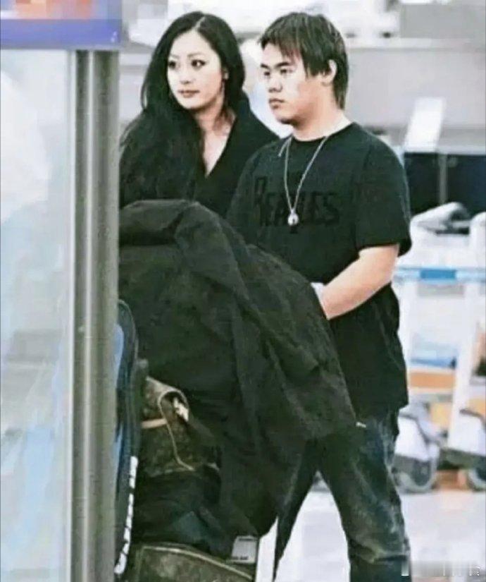 钟镇涛的儿子完美避开了章小蕙的高颜值和高个子​​​​