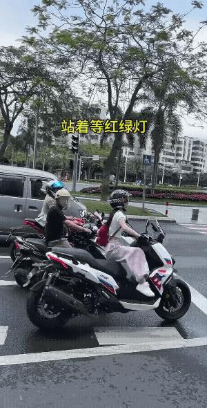 真熟练！呵：被小女孩的一通操作惊呆了，纯小马骑大车，上下操作也太灵活了，腿短车