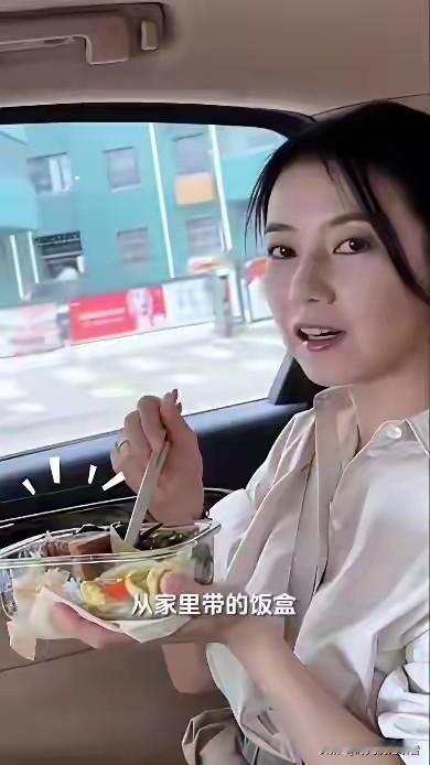 高圆圆吃“苍蝇头”这是什么菜，真的没听过，原来这是一道台湾省菜，就是豆豉肉沫炒蒜