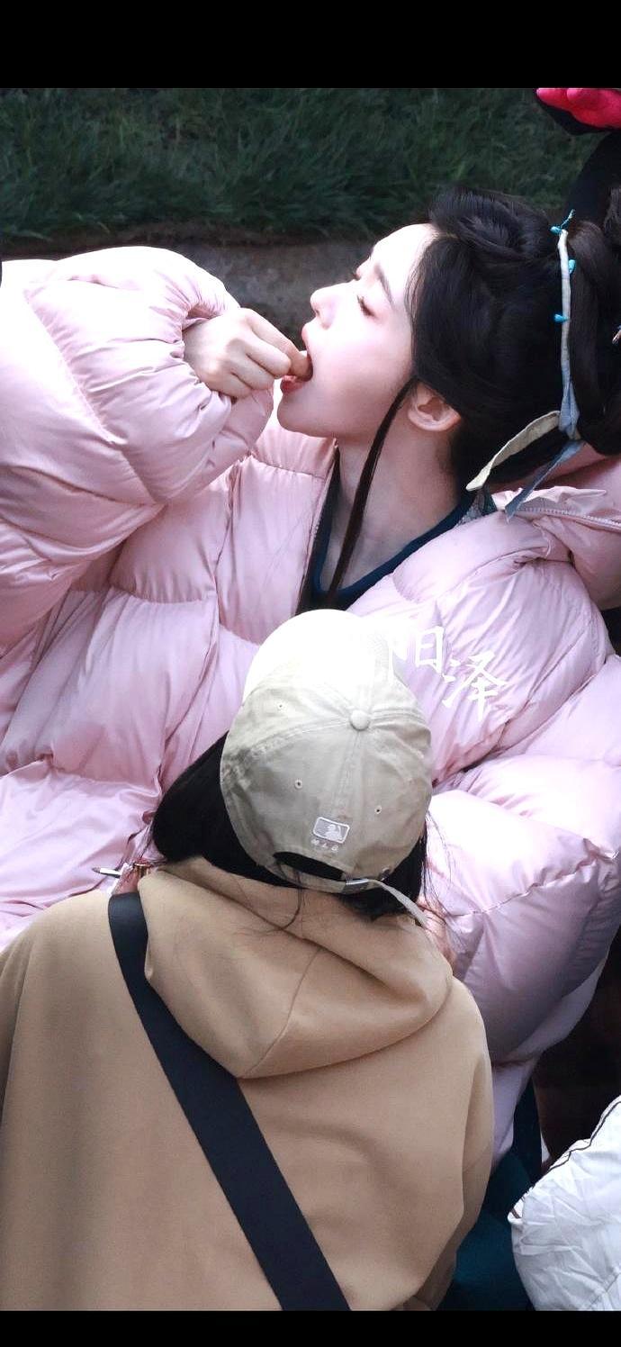 29岁，竟靠速效救心丸拍戏？这不是剧本，是女演员林允的片场日常。在横店《归