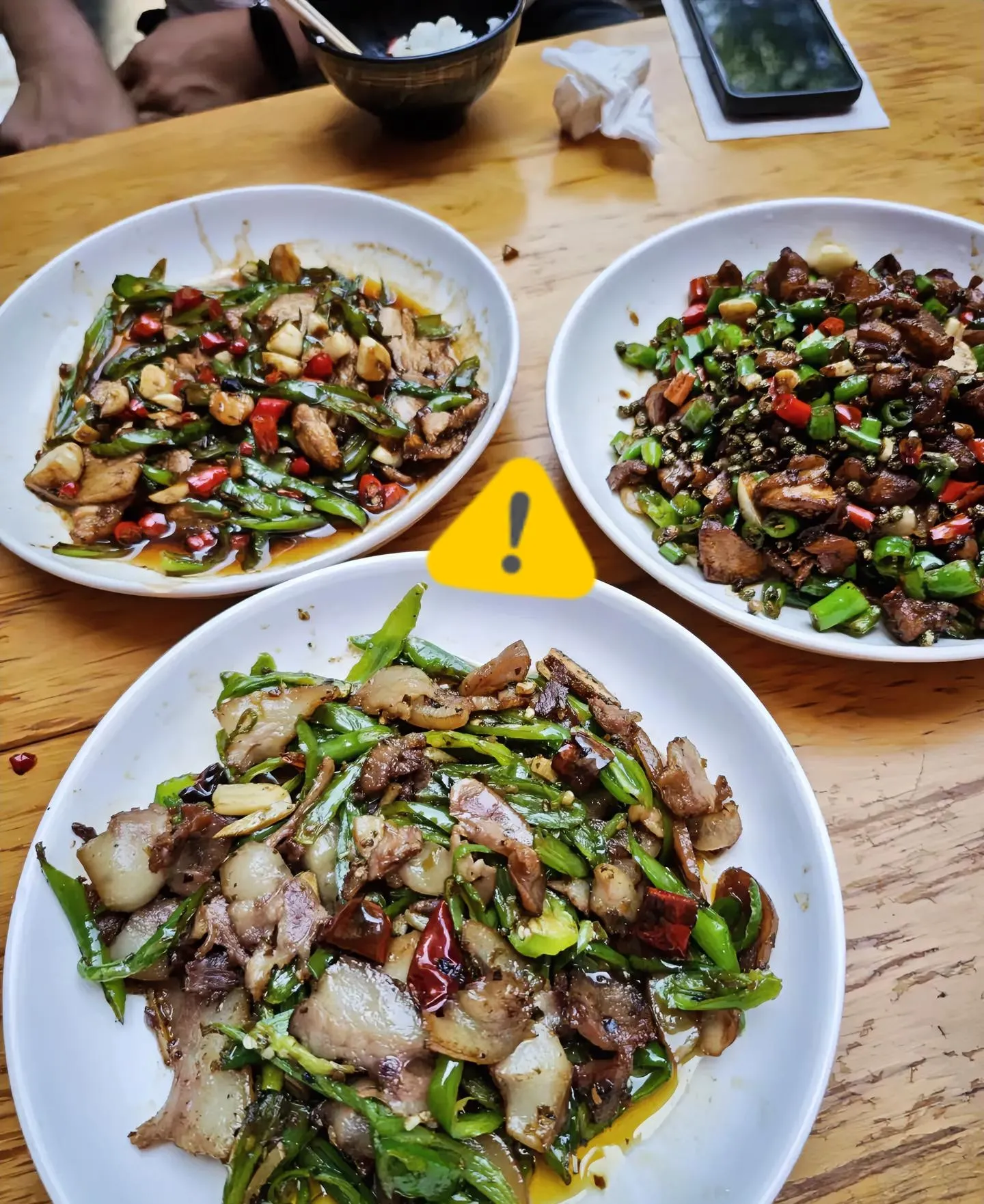 今天和朋友去吃饭，点了仨菜，一端上来越看越怪，我俩盯着菜，浑身不自在，压根不敢动