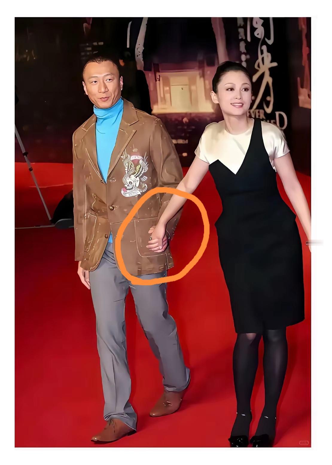 两人小手拉的这么紧，陈凯歌导演看到了真的不会生气吗？[捂脸哭][捂脸哭]陈凯歌孙红