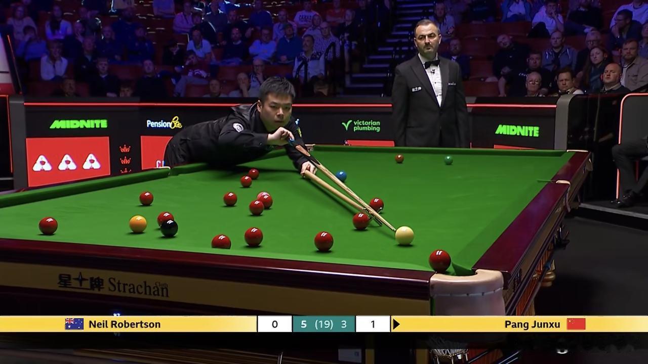 庞俊旭6-10罗伯逊，说实在的主要输在这三个方面1、关键局把握不住。第一阶段