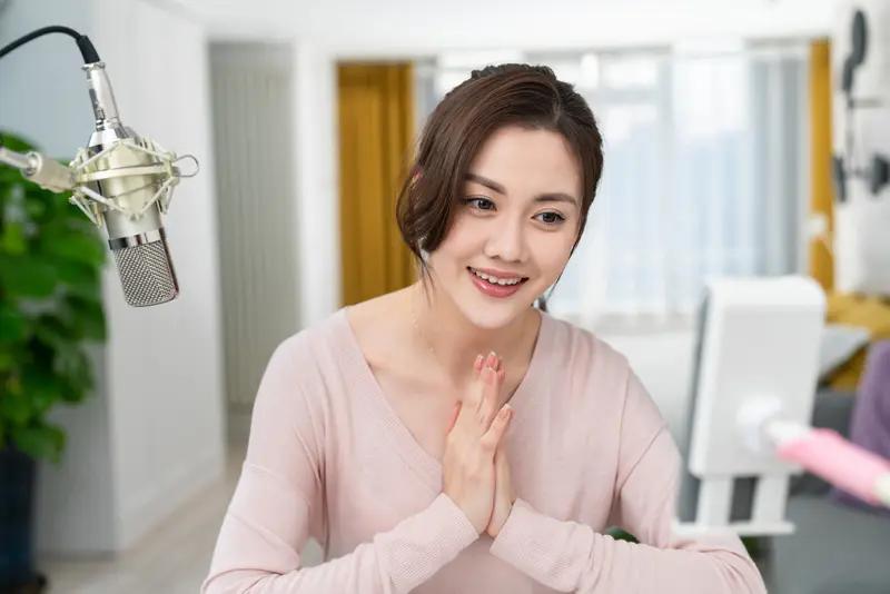 近日，当事人余先生那可是大倒苦水，说自己给一位女主播打赏了快300万，就像往无底