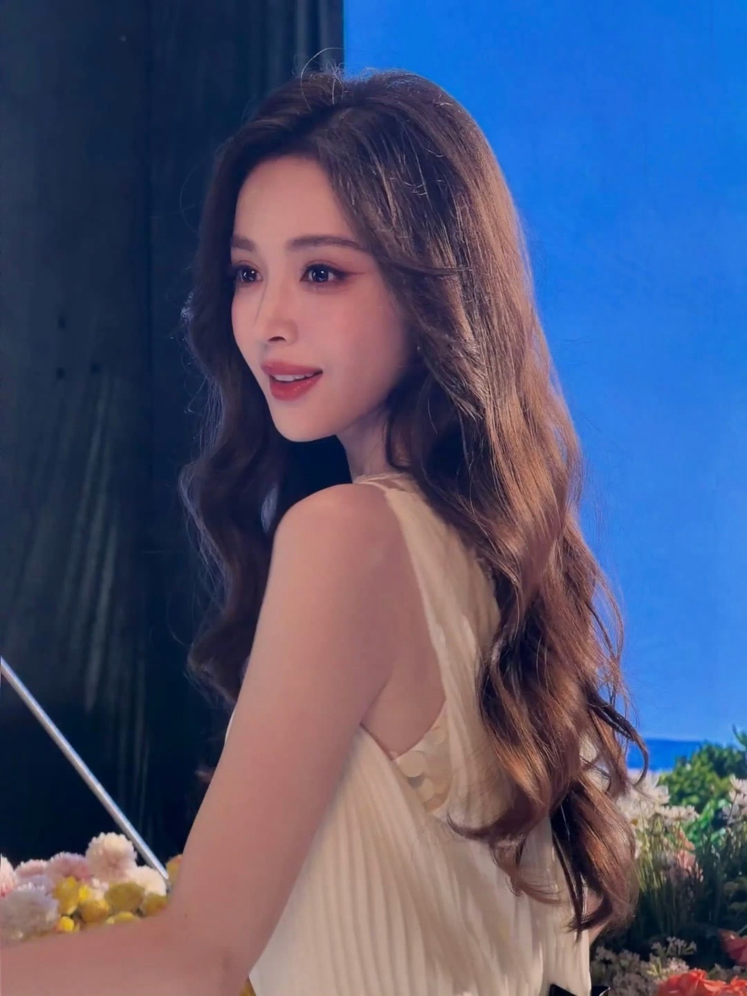 娜扎一转身春天到了🌷明媚笑容治愈一切，白裙优雅又灵动，一转身仿佛整个春天都为她