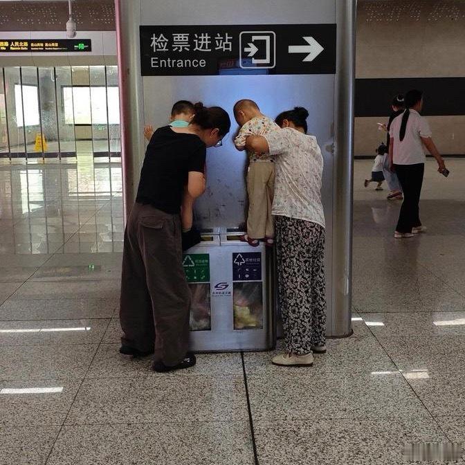 楼下就是厕所，怎么样都不愿意走两步的来了，这就是为什么现在网上对宝妈这个群体这么